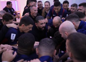 TUNKU Mahkota Ismail memberi kata-kata semangat kepada pemain-pemain JDT dalam bilik persalinan.-IHSAN 
HRH Crown Prince of Johor