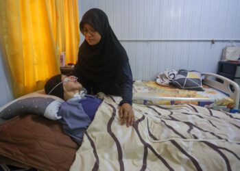 AMNI Syafiqah Yahya menjaga ibunya yang terlantar akibat strok di Pusat Jagaan dan Aktiviti Warga Emas Terengganu, Laman Kasih Budi di Bukit Besar, Terengganu. –  UTUSAN/PUQTRA HAIRRY