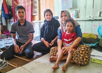 ROMAIZATU Othman (kanan) bersama tiga anaknya ketika ditemui di Kampung Bukit Kecil, Setiu, Terengganu. – UTUSAN/WAN ZURATIKAH IFFAH WAN ZULKIFLI