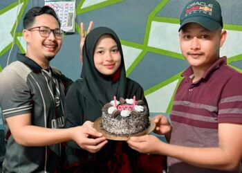 GAMBAR kenangan Allahyarham Nor Ayuni Maslan (tengah) menyambut hari lahir bersama adik-beradiknya sebelum tragedi.