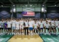 MENTERI Belia dan Sukan, Dr. Mohammed Taufiq Johari (tengah) bergambar bersama sebahagian pemain badminton kebangsaan ketika mengadakan lawatan ke kem latihan skuad Piala Thomas di Akademi Badminton Malaysia (ABM), Bukit Kiara di sini, hari ini.-UTUSAN/MUHAMAD IQBAL ROSLI