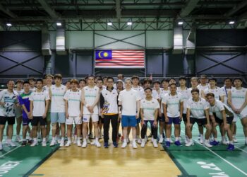 MENTERI Belia dan Sukan, Dr. Mohammed Taufiq Johari (tengah) bergambar bersama sebahagian pemain badminton kebangsaan ketika mengadakan lawatan ke kem latihan skuad Piala Thomas di Akademi Badminton Malaysia (ABM), Bukit Kiara di sini, hari ini.-UTUSAN/MUHAMAD IQBAL ROSLI