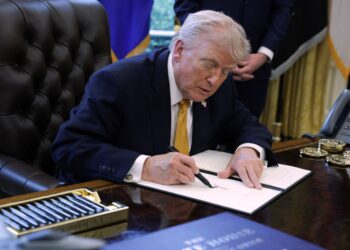 TRUMP mendakwa mempunyai kuasa untuk memperkenalkan duti import. - AFP