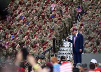 TRUMP (kanan) didakwa menghantar 3,000 askar ke Asia Barat walaupun terdapat pelan damai dengan Iran. - AFP