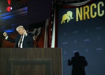 TRUMP (kiri) menari pada majlis makan malam bersama ahli Kongres AS dari parti Republikan di Washington DC semalam. - AFP