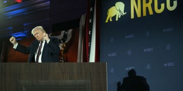 TRUMP (kiri) menari pada majlis makan malam bersama ahli Kongres AS dari parti Republikan di Washington DC semalam. - AFP