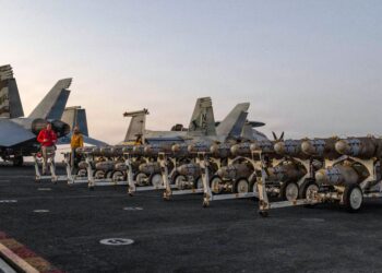 ASKAR AS  memindahkan bahan letupan di atas kapal pengangkut persawat,, USS Abraham Lincoln. - AFP