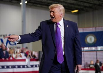 TRUMP berucap di atas pentas di Hebron semalam. - AFP