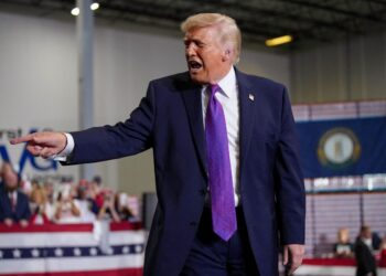 TRUMP berucap di atas pentas di Hebron semalam. - AFP