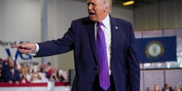 TRUMP berucap di atas pentas di Hebron semalam. - AFP