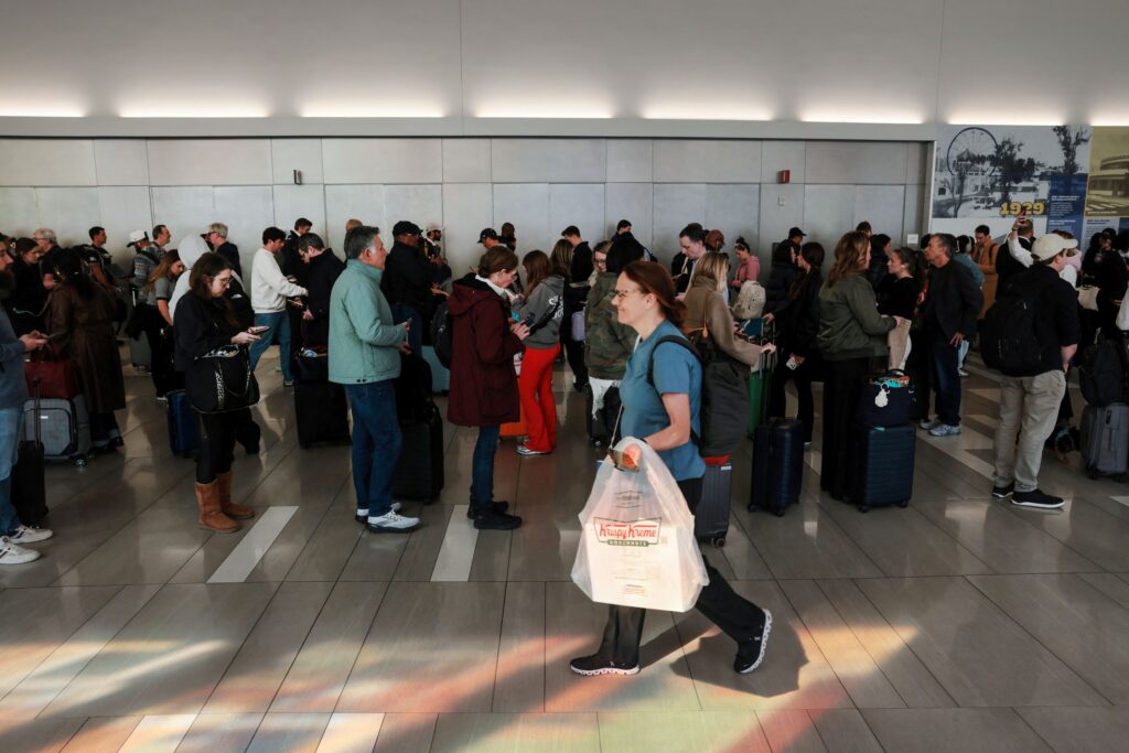 Penumpang terpaksa beratur empat jam di lapangan terbang AS