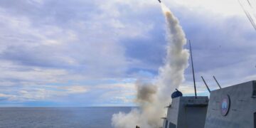 SEBUAH kapal perang AS melancarkan peluru berpandu Tomahawk bagi menyokong operasi  seerangan Iran dari lokasi yang tidak didedahkan pada 1 Mac lalu. - AFP