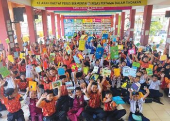 MURID-murid ceria menunjukkan kad raya yang dihasilkan sendiri di SK Putra, Kangar, Perlis baru-baru ini. – UTUSAN/ASYRAF MUHAMMAD