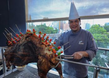 ANTARA hidangan istimewa yang ditawarkan termasuk sup tulang, mee kari serta kambing panggang. - UTUSAN/AMIR KHALID