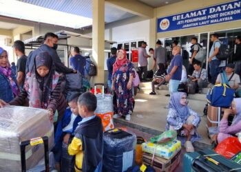WARGA Indonesia memenuhi sekitar kawasan Jeti Penumpang Port Dickson untuk pulang ke kampung halaman mereka bagi menyambut Hari Raya Aidilfitri. – UTUSAN/MOHD. SHAHJEHAN MAAMIN