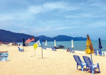 ANALISIS Garis Pantai Digital untuk tempoh lima tahun bermula 2016 mendapati kadar hakisan pantai di Batu Ferringhi boleh mencapai antara tiga hingga empat meter setiap tahun. – MINGGUAN/DANIAL SAAD