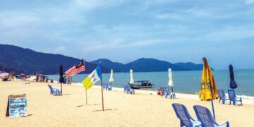 ANALISIS Garis Pantai Digital untuk tempoh lima tahun bermula 2016 mendapati kadar hakisan pantai di Batu Ferringhi boleh mencapai antara tiga hingga empat meter setiap tahun. – MINGGUAN/DANIAL SAAD