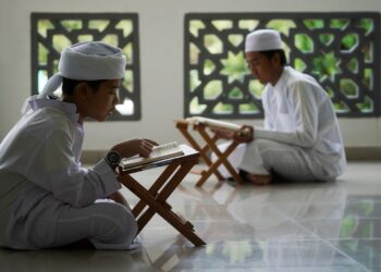 PELAJAR tahfiz tekun membaca al-Quran bagi mengimarahkan bulan Ramadan ketika tinjauan di Sekolah Kiblah, Sepang. - UTUSAN/FAISOL MUSTAFA