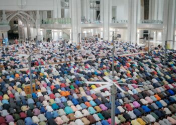 Solat panjang atau lama adalah masa intim bersama Allah dan nikmat yang patut dikejar semua umat Islam. - UTUSAN/ FAIZ ALIF ZUBIR