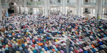 Solat panjang atau lama adalah masa intim bersama Allah dan nikmat yang patut dikejar semua umat Islam. - UTUSAN/ FAIZ ALIF ZUBIR