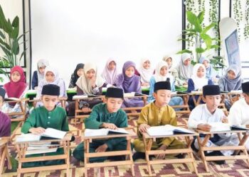 Sebahagian murid Tahun Lima dan Tahun Enam menyertai majlis khatam al-Quran bersama bimbingan guru Pendidikan Islam di Sekolah Kebangsaan Pusat Penyelidikan Pertanian Tun Razak (SKPPPTR) Tekam, Jerantut, Pahang baru-baru ini. – utusan/HARIS FADILAH AHMAD