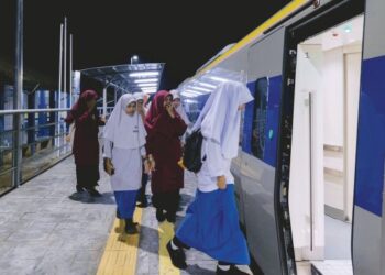 SETIAP awal pagi, pelajar dari Kampung Kuala Gris menaiki kereta api untuk ke SMK Dabong, Kuala Krai, Kelantan. – UTUSAN/KAMARUL BISMI KAMARUZAMAN