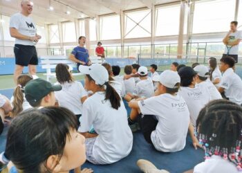 Patrick Mouratoglou (duduk) menjawab pertanyaan pelajar akademinya sempena pelancaran Akademi Mouratoglou di Kolej Epsom, Bandar Enstek, Negeri Sembilan.
