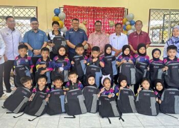 Murid-murid mengabadikan gambar kenangan selepas Karnival STEM Sihat @ Membakut.Sabah. – IHSAN UMS