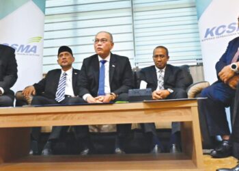 Wan Rosdy Wan Ismail ( tengah) dalam sidang akhbar menjelaskan situasi pelajar negeri berkenaan susulan konflik di Asia Barat.