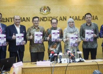 Dr. Mohd Azam Ahmad (tengah) menunjukkan laporan analisis dalam sidang akhbar pengumuman keputusan Peperiksaan SPM 2025 di Putrajaya semalam. – UTUSAN/FAISOL MUSTAFA