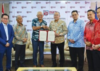 Datuk Seri Jailani Johari (empat dari kiri) ketika majlis serah tugas selepas dilantik sebagai Pengerusi Lembaga Pengarah UPM yang baharu menggantik Prof Datuk Dr. Ibrahim Komoo sambil disaksikan oleh Pengurusan UPM di Serdang baru baru ini.