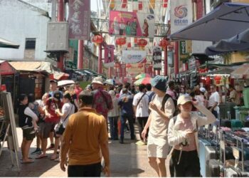 SUASANA di Jalan Petaling dipenuhi warga asing sempena cuti umum Aidilfitri yang memasuki hari ketiga semalam. – UTUSAN/DANISH HAKIMI KHAIR