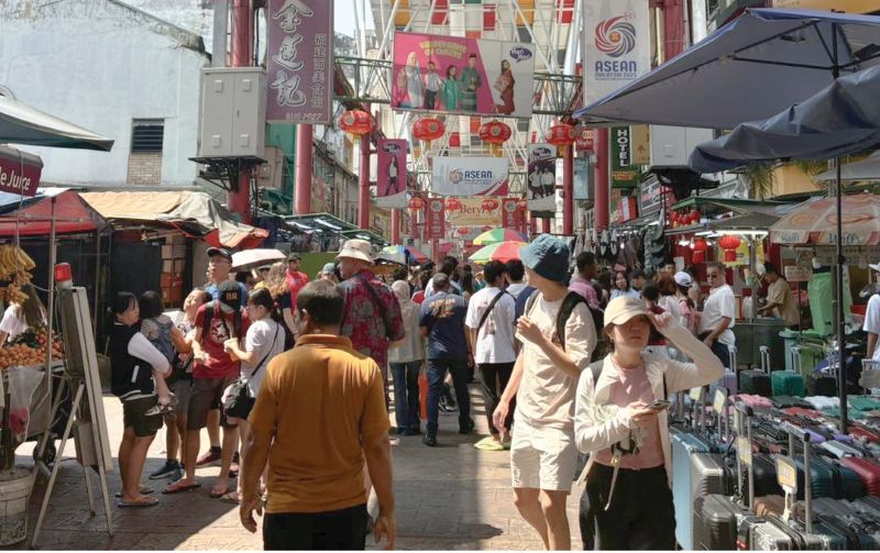 Warga asing ‘takluk’ ibu kota