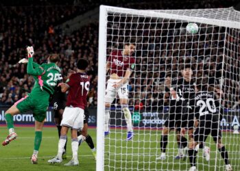 PERTAHANAN West Ham, Konstantinos Mavropanos (tengah) menanduk bola ke gawang Manchester City untuk gol penyamaan pada aksi Liga Perdana Inggeris di Stadium London, awal pagi tadi.-AFP