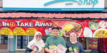 MOHAMMAD Taqdir Sajin (tengah) bersama Nurrul Admiena Norrizan dan Nur Fatini Ahmad ketika ditemui di Sabak Salai Shop.