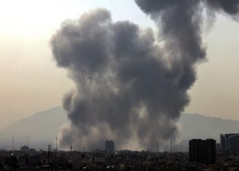 KEPULAN asap kelihatan di ruang udara Teheran susulan serangan oleh Amerika Syarikat dan sekutunya Israel – AFP