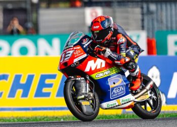 HAKIM Danish bergelut untuk kejar pelumba di kelompok hadapan pada perlumbaan Moto3 Grand Prix Motosikal Thailand di Buriram, Thailand, semalam. - FB HAKIM DANISH