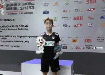 GOH Jin Wei bersama hadiah yang dimenanginya pada Kejohanan Badminton Cabaran Antarabangsa Singapura di Singapura, semalam. - INSTAGRAM GOH JIN WEI