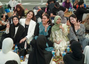 MASYARAKAT pelbagai kaum dan pelancong menanti masa untuk berbuka puasa pada Majlis Perasmian Iftar Ramadan 2026 di Dataran Merdeka, Kuala Lumpur semalam. - UTUSAN/ISKANDAR ISHAK