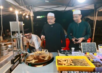 WAN Sukairi Wan Abdullah (tengah) menggoreng churros bersama peniaga selepas merasmikan program Selepek Sahur di tapak Payang Walk di Dataran Shah Bandar, Kuala Terengganu, Terengganu, semalam- UTUSAN/PUQTRA HAIRRY