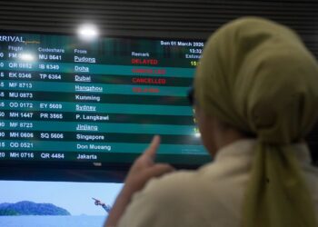 PAPARAN jadual penerbangan ke rantau Asia Barat dibatalkan berikutan penutupan ruang udara ketika tinjauan di KLIA Terminal 1 . - UTUSAN/FAISOL MUSTAFA
