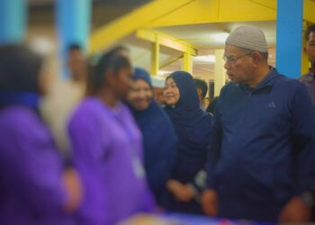 SAIFUDDIN Nasution Ismail (kanan) beramah mesra dengan klien AADK sempena Majlis Bersahur Sempena Program Penerapan Nilai-nilai Murni Bersama Menteri Dalam Negeri Tahun 2026 di Puspen Bachok, Kelantan pagi tadi-UTUSAN/YATIMIN ABDULLAH.