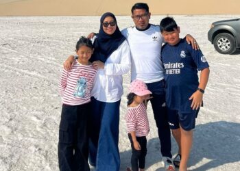 YASMIN ADIELA bersama keluarga.