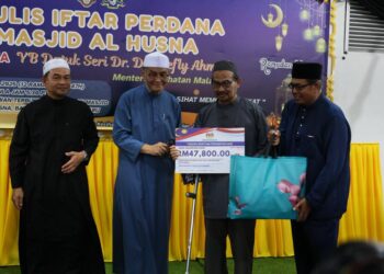 DR. Dzulkefly Ahmad (dua kiri) menyampaikan sumbangan kepada pesakit menerusi Tabung Bantuan Perubatan semasa Majlis Iftar Perdana di Masjid Al-Husna, Kota Bharu, Kelantan hari ini.-UTUSAN/KAMARUL BISMI KAMARUZAMAN