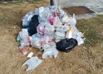 LONGGOKAN sampah yang dibuang merata oleh pengunjung tidak bertanggungjawab selepas berbuka puasa di Lembah Sireh, Kota Bharu, Kelantan.
