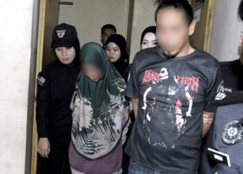 KEDUA-DUA tertuduh dihadapkan ke Mahkamah Sesyen, Johor Bahru, Johor membabitkan pertuduhan seksual dan menyebabkan kecederaan fizikal terhadap seorang kanak-kanak. - UTUSAN/RAJA JAAFAR ALI