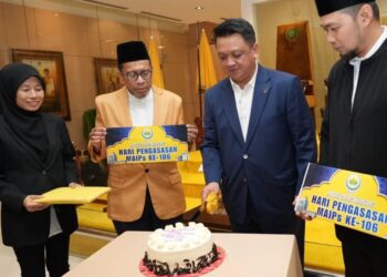 TUANKU Syed Faizuddin Putra Jamalullail (dua dari kanan) berkenan menyempurnakan Simbolik Peringatan Hari Pengasasan MAIPs Ke-106 di Galeri Diraja Arau, Perlis. -UTUSAN