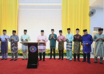 SULTAN Ibrahim (empat dari kiri) berkenan menandatangani plak ketika berangkat ke Majlis Berbuka Puasa dan Perasmian Masjid UPNM Sultan Ibrahim di Kem Sungai Besi, Kuala Lumpur hari ini. - UTUSAN/FARIZ RUSADIO