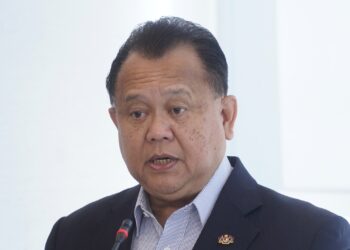 Datuk Seri Alexander Nanta Linggi ketika berucap pada Majlis Penyerahan Surat Setuju Terima (SST) Projek Cadangan Meroboh dan Membina Semula Kuarters Flat Persekutuan KM4, Jalan Tuaran, Kota Kinabalu Sabah di Menara Kerja Raya di sini hari ini. -UTUSAN/FAUZI BAHARUDIN