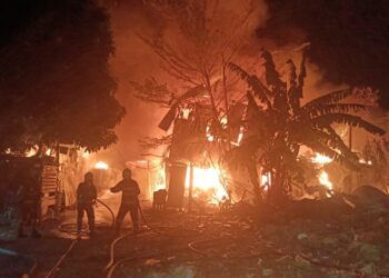 BEBERAPA anggota bomba gigih memadam kebakaran yang berlaku di empat unit rumah setinggan di Tanjung Tokong, Pulau Pinang, pagi tadi.-GAMBAR IHSAN/JBPM PULAU PINANG